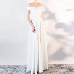 Avslappnade klänningar lång elegant aftonklänning vit satin kvinnliga festklänningar veckade off-shoulder hög kvalitet vestidos a-line zip rygg