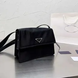 5A 품질 고급 디자이너 가방 어깨 가방 메신저 가방 남성 여성을위한 패션 우편 배달부 가방 나일론 방수 소재 단순 절묘하고 실용적인 좋은