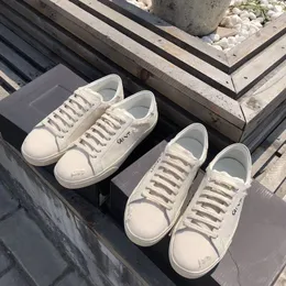 Toppmännen kvinnors dukskor rippade hål nödställda sneakers klassiska avslappnade broderade bokstäver läder platt snörning upp vit komfort stjärna sneakers storlek 35-45 med låda