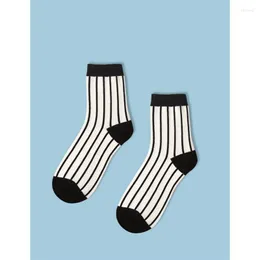 Men's Socks 2 Pairs Of Japanese Black And White Plaid Men's Women's Vertical Stripes Harajuku Fashion Autumn Winter