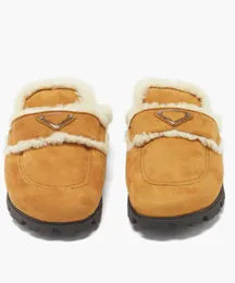 2023 chinelos inverno quente chinelo designer de luxo sapatos planos mulher triângulo-placa shearling backless mocassins lug sola de borracha