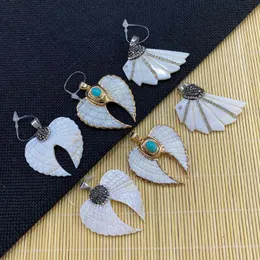 Ciondoli Ciondolo conchiglia d'acqua dolce naturale Squisita collana di gioielli con bracciale in madreperla bianca Accessorio per gioielli