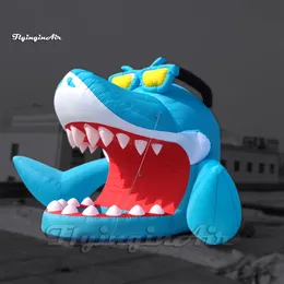 Duże Niebieskie nadmuchiwana kreskówka Shark Concert Mascot Namiot Otwarte usta DJ W środku z okularem przeciwsłonecznym na wydarzenie na świeżym powietrzu