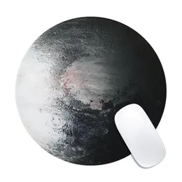 Astro Series Round Pluto Pattern Mouse Pads Office Office Home Desk Accessors Non-Slip Easy Cleaning Mouses Pad Wrist يستقر للنساء A241P