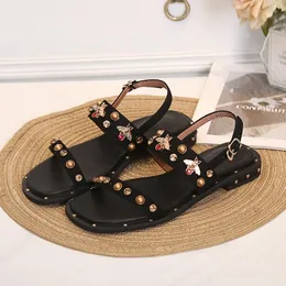 Kvinnors sommarklass Top Flat Heel Sandals Rhinestone Rive Open Toe Wedding Black Nubuck Leather Sandal Party Prom Shoes 2206