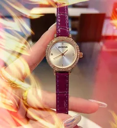 Famoso quadrante piccolo di lusso con anello di diamanti Orologi da donna 24MM Orologio da polso in vetro zaffiro al quarzo con cinturino in vera pelle viola rosso verde di alta qualità