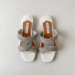 Klänningskor Nya designer Sandaler Aquazzura klädskor Kvinnor tofflor bröllop skum glider set auger slingback party strand utomhus platt toffel mode