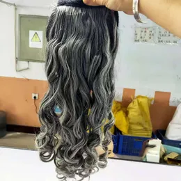 Acconciature capelli primavera 2022: coda di cavallo doppia punk ma chic
