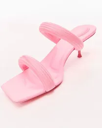 2022 mule sexy chinelos femininos sandálias com letras em relevo tapetes de seda importados designer de verão moda de luxo praia feminina 35-40