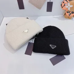 Winter Casquette Designer Beanie Hat Skull Caps Fitted Hats 클래식 삼각형 니트 캡 여성용 남성 편지 인쇄 양모 비니 스냅백 6colors 캐주얼 실외