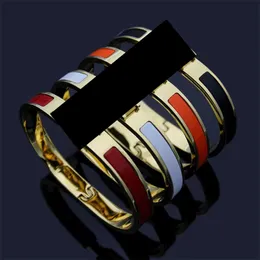 Märke Klassiskt smalt guld 8 mm manschettarmband Europeiskt mode Män Kvinnor Par Bröllopsarmband Designer Högkvalitativt titanstål Armband Smycken Present