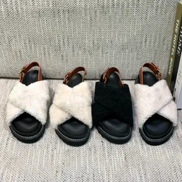 Paseo Flat Comfort Sandals To zimowe sandały sandałowe mają łydkę i miękkie paszę z kontrastującymi paneli tworzących inicjały i sandały wzorów