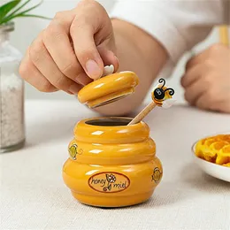 Ceramic Beehive Honey Storage Bottles Pot And Wooden Dipper Mel Jar With Lid Honey Stir Bar Supplies Kitchen Accessories 20220826 E3