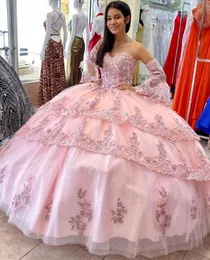 2022 Sexig rosa quinceanera klänningar älskling spetsar applikationer kristallpärlor tiered långa ärmar fjäder söt 16 fest prom klänning kväll klänningar