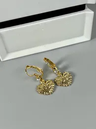 Micro Inlays Gold Ladies Vogue War Cuff Серьги с серьгами -хрустальными буквами. Пенденты 18 тыс. Золото, а антиаллерги