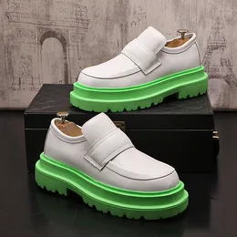 Nyaste designer rund tå casual män skor vintage brittisk formell klänning läder skor snörning loafers lyxkoreanskt bröllop