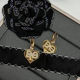 السيدات Vogue Ear Cuff Studs Gold Peach Heart Diamond G D Letters Pendants 18K Gold Plated Anti Allergy Women Women Clip Clip Clip Designer Jewelry 02