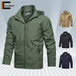 Mensjackor Mens Softshell Jacket Autumn Spring Military Tactical Bomber Windbreaker Jackets Män Betvit Huveed Pilot Windproof Coats 220829