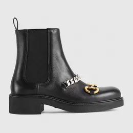 Botas de tornozelo de couro liso Chelsea botas pretas dedo redondo de metal decoração de corrente sapatos de salto baixo botas de plataforma grossas slip-on botas rasas designers de luxo para sapatos femininos