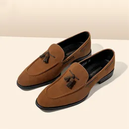 Läder loafers män flock tassel vintage brun svart handgjorda glid på casual skor solid en pedal 2936