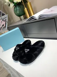 Designer Luxury Flat Fur Slides Sandali Pantofole di lana calda Triangolo smaltato Crossover Scarpe da donna Pantofola invernale da interno Moda scarpa morbida