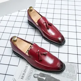 ソリッドローファーカラーシューズの男性Pused Toe Classic Tassel Slip on Fashionビジネスカジュアルパーティー毎日の広告ファシ