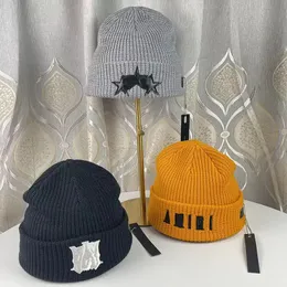 Gorro de designer de casquete Fashin, chapéu de beisebol masculino de luxo, gorros esportivos de malha de algodão, bonés de caveira ajustados, gorros de lã estampados em triângulo clássico, gorros de lã casual ao ar livre 98