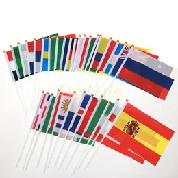 Bannerflaggor 36st Euro Cup Deltagande länder Hand med poler Small Bandeir Team Banderas för fotbollsklubbens fotbollsfans 221201