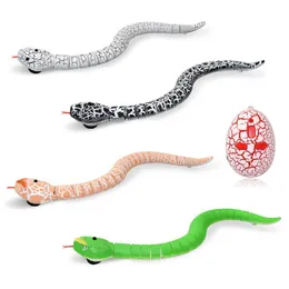 Electricrc Animals Remote Control Snake Infrared RC Animal Toys Rattlesnake With Egg Funny Trick Halloween Novelty gåvor för pojkar barn 221201