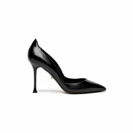 Alevi Mlano Pretty Women Shoe 2022 10,5cm Bomba em couro brilhante e pontual e salto laquerado combinando