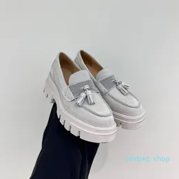 Brunello Tasarımcı Pompalarda Slip Ayakkabı Toe Toe Marka 09 Toka Yay ve Sonbahar Kama Katırları Moda Açık Elbise Tek Ayakkabı Tassel Tasarım Laferlar Düz Renk