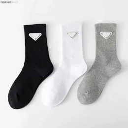 PP SOCKS Designer Lüks Prad Klasik Mektup Üçgen Moda Demir Standart Sonbahar ve Kış Saf Pamuk Yüksek Tüp Çoraplar 3 Çift 2022 Ot Elite Markalı 732