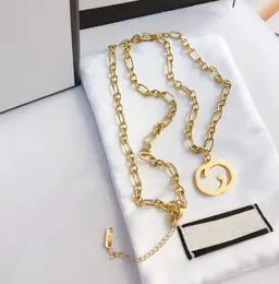 Modestil hänge Halsband Utsökta tillbehör Klassiska designersmycken för kvinnor Design Konstnärlig smak Lyx 18k guldpläterad mångsidig foundation X008