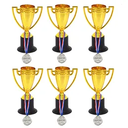 Obiekty dekoracyjne figurki 12PCS Mini złote puchary Trofeum i nagrody Medals Nagrody Małe medale nagrody Troph Trophy For Sport6pcs Trophies 6pcs Medale 221202