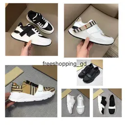 2021Italy Dirty Leather Shoe Green Red Stripe Luxurys burberry Designers Canvas Ace Casual Shoes Classic Butter Distressed Screener burbrery Sneakers