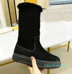 Botas de lã de inverno Sapatos R Sapatos médios Plataforma de resistência a frio Designer Sapato Retenção de calor Mulher bota curta 35-42 com caixa