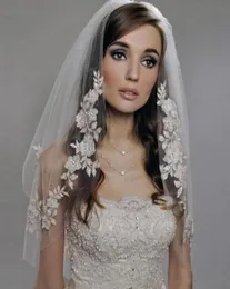 Em estoque, novos véus de noiva de 2019 com apliques de pente de apliques de duas camadas comprimento de cotovelo de casamento curto véu de noiva acessórios8463965
