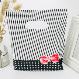 Gift Wrap 100st Black Striped Dot Wedding Plastic Påse med handtag 20x25cm Julsmycken 221202