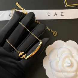 Lyxmärke Armbåge Brevhänge Halsband designat för kvinnor Lång kedja 18k guldpläterad halsband Designer smycken Utsökta tillbehör