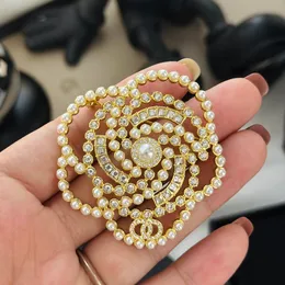 Broche de diseñador de perlas de moda para mujer, joyería de oro, accesorio de vestido de lujo para mujer, broche de pecho para mujer, regalo 22120302CZ
