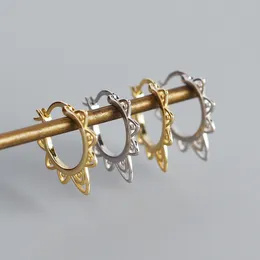 S925 Srebrny Hoop Huggie Kolczyki 18K Gold Splated Hallow Wzór Vintage Ear Pierścienia Uszczesz
