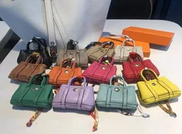 Luxurys nyckelring nyckelchain fodral handväskor krok designer väskor hänger airpods fodral hörlurar lådan hörlurar tillbehör kvinnor mini hand1718335