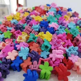 Abbigliamento per cani 5/10/20pcs Accessori per capelli per animali domestici Fiori fatti a mano con clip multicolori che toelettano cuccioli gatti.