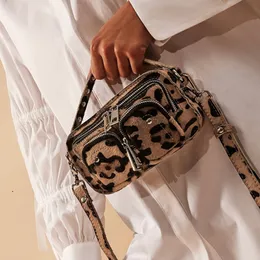 Kvällspåsar leopard crossbody för kvinnor lyxiga handväskor designer damer hand axel messenger väska säck en huvudkvinna 221203