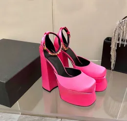 Märke casual skor designer design 2022 våren ny stil fyrkantig silk sexig vattentät plattform super hög häl sandaler kvinnors skor