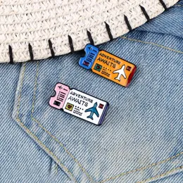 브로치 2pcs/set air 티켓 세트 부부 모험 여행 에나멜 핀 여행 여행자 기념품 배지 옷의 옷 보석 선물