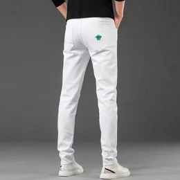 الجينز الجينز المصمم الجينز الصيفي جينز الرجال متعدد الاستخدامات بالأبيض والأسود من القطن المرن ذو اللون الصغير المرن الصغير.