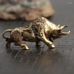 Dekorativa figurer Mini Brass Bull Ornament Sculpture Portable Retro Copper Miniature Staty Creative Keychain Hem Desktop Decoration