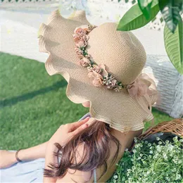 Широкие шляпы с краями 2022 Лето прохладная соломенная шляпа с цветочным солнцем защита Большой пляж для женщин повседневная модная модная приморская корейская