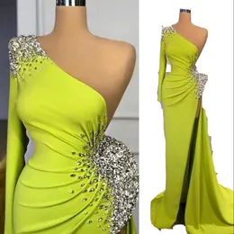 2023 Evening Dresses Wear Amazing Green One Shoulder Crystals Beaded Satin Mermaid High Split Sexy Women Dubai Formal Party Prom Dress Long Sleeve